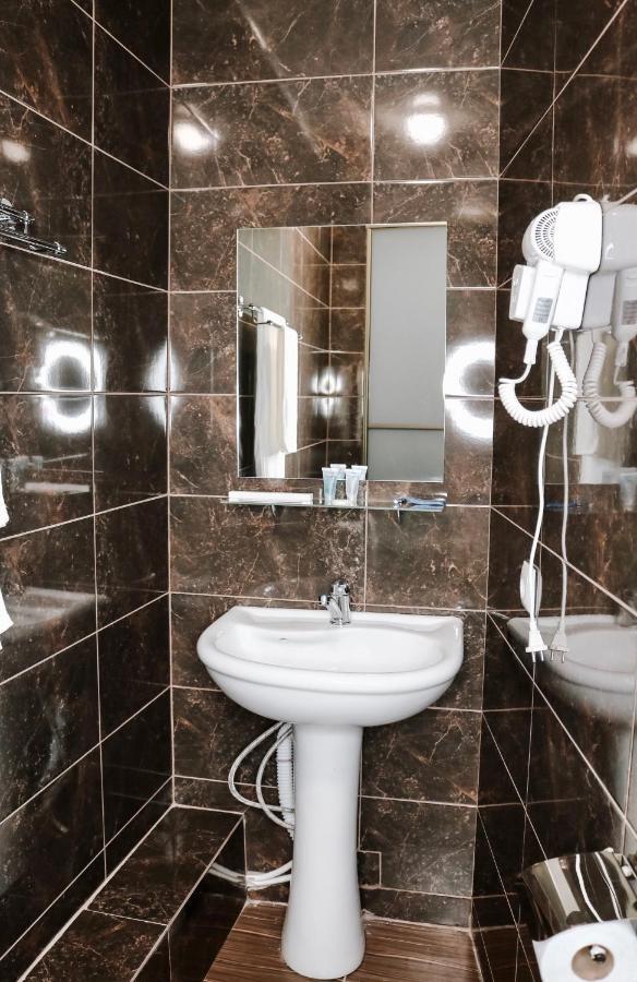 Alplaza Hotel Ustʼ-Kamenogorsk Екстериор снимка