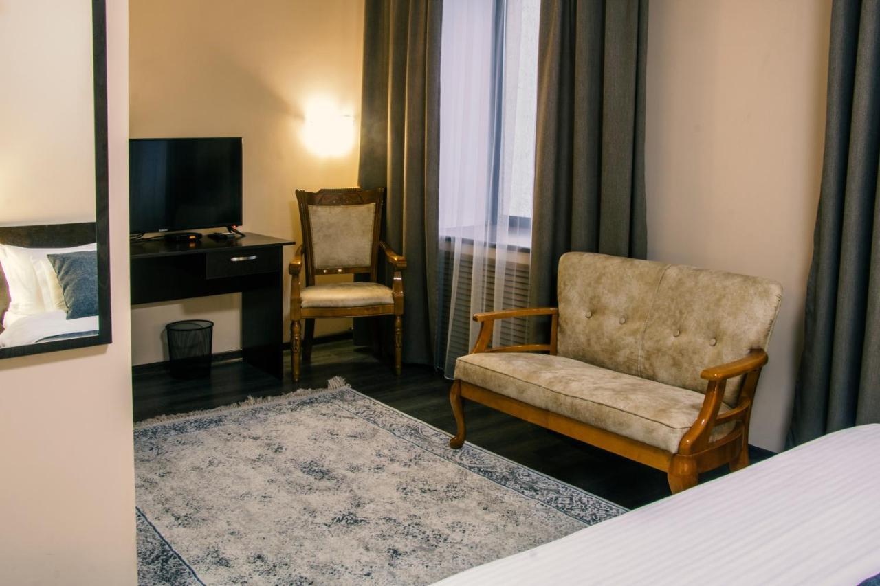Alplaza Hotel Ustʼ-Kamenogorsk Екстериор снимка